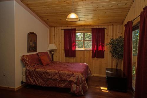 En eller flere senger på et rom på DiamondStone Guest Lodges