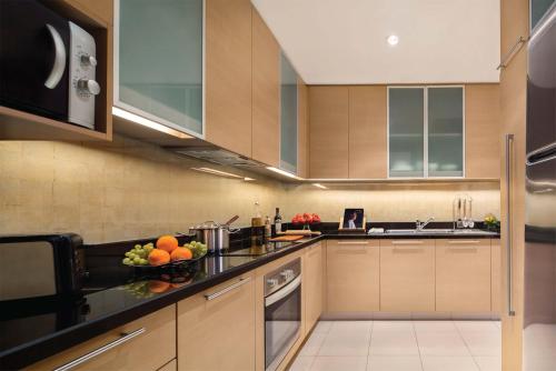 Dapur atau dapur kecil di Oakwood Premier Cozmo Jakarta