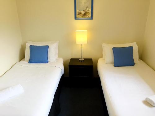 Postel nebo postele na pokoji v ubytování Admiral Motor Inn