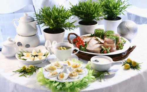 uma mesa com um prato de comida numa mesa com plantas em New Vilard em Tissamaharama