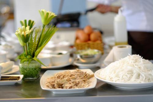 une table avec des bols de nourriture sur un comptoir dans l'établissement Isabella Resort, à Duong Dong