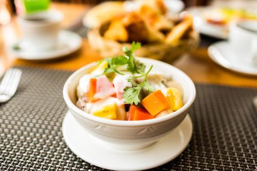 un bol de nourriture assis sur une table dans l'établissement La Villa du Bonheur, à Siem Reap