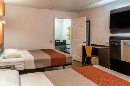 Tempat tidur dalam kamar di Motel 6 Florence, KY - Cincinnati Airport