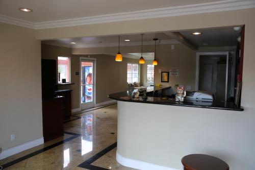 Chateau Inn & Suites – Photos 2