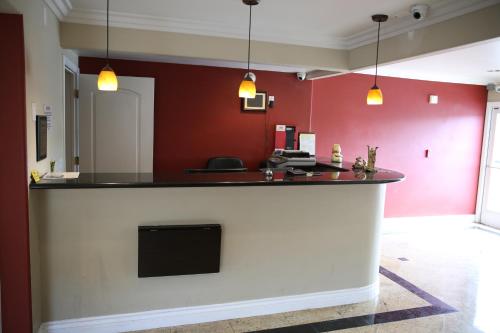 Chateau Inn & Suites – Photos 4