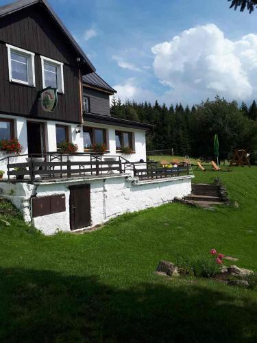 Ein Garten an der Unterkunft chata Karolínka