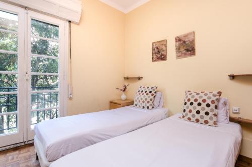 Spacious Sant Antoni Apartment, 3mins to metroにあるベッド
