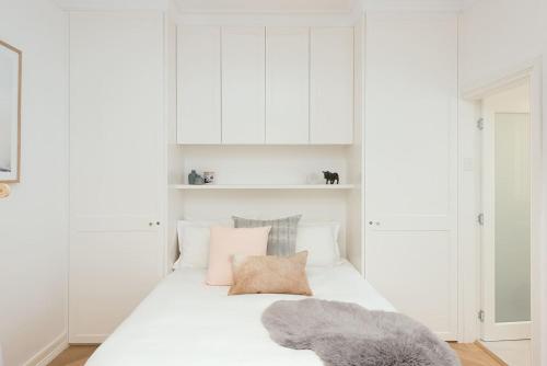 A bed or beds in a room at Beautiful Bondi