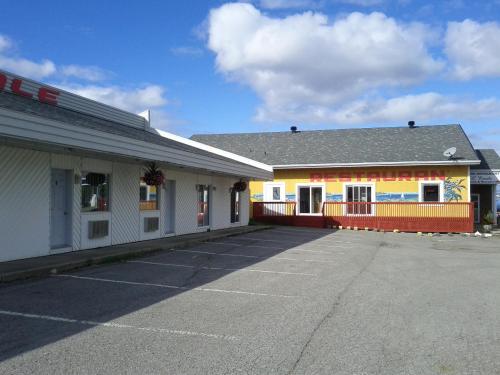 un aparcamiento vacío frente a un edificio en Motel L'Escale, en Chambord