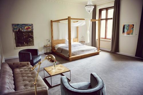 Postel nebo postele na pokoji v ubytování Romantik Hotel Schloss Reichenow