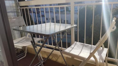 une table et une chaise sur un balcon dans l'établissement Affitto-Nizza, à Nice