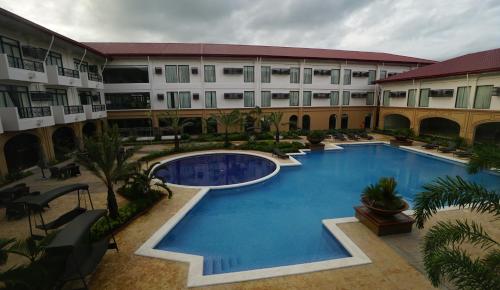 an overhead view of a hotel with a large swimming pool at Hotel Oazis in Butuan