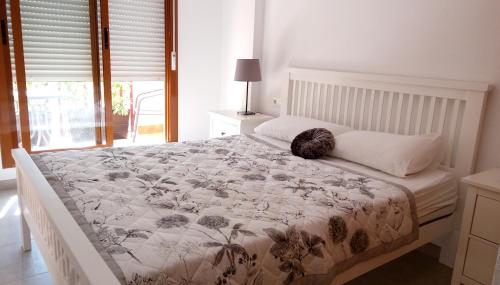 un gato acostado en una cama en un dormitorio en Casa Anna, en Puerto de Mazarrón