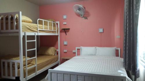 เตียงสองชั้นในห้องที่ Thapae Gate Lodge