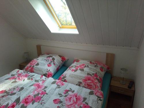 een slaapkamer met een bed met roze bloemen erop bij FeWo Falke in Halberstadt