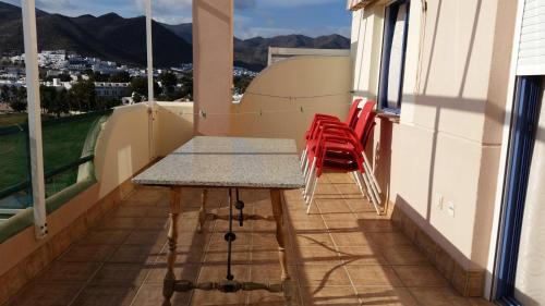 サン・ホセにあるViviendas turísticas Saloméの景色を望むバルコニー(テーブル、椅子付)