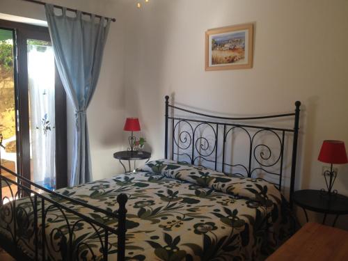 ヴェッレトリにあるLa Culla Dei Castelli Romaniのベッドルーム1室(掛け布団付きのベッド1台付)