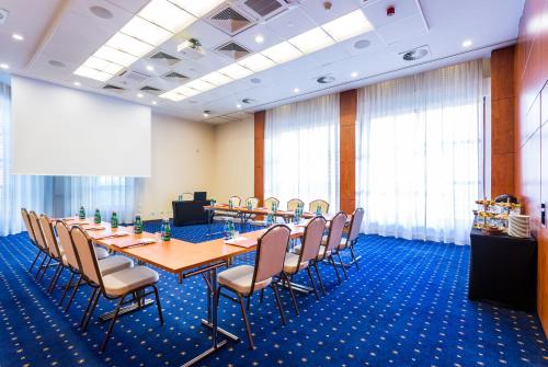 a conference room with a long table and chairs at Qubus Hotel Gorzów Wielkopolski in Gorzów Wielkopolski