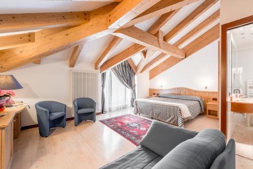 Postel nebo postele na pokoji v ubytování Hotel Dolomiti