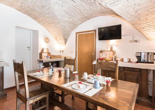a kitchen and dining room with a table and chairs at B&B Cantico Delle Creature in Assisi