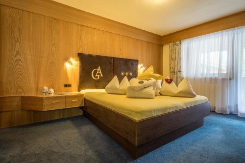een slaapkamer met een bed met kussens erop bij Gästeheim Anna in Längenfeld