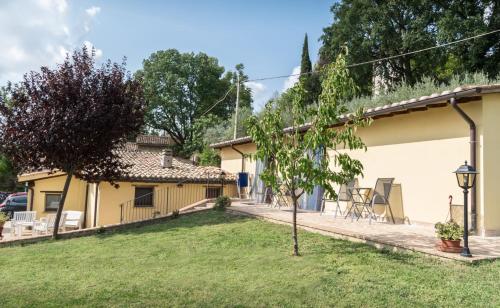 a house with a yard in front of it at B&B Cantico Delle Creature in Assisi