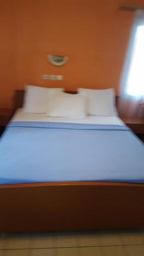 a bed in a room with a blue light on it at Résidence Saint-Jacques Brazzaville in Brazzaville