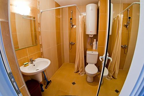 ヴァルナ・シティにあるGalataのバスルーム(トイレ、洗面台付)