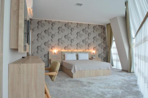 Un dormitorio con una cama grande y una pared en ITU Evi Bursa, en Bursa