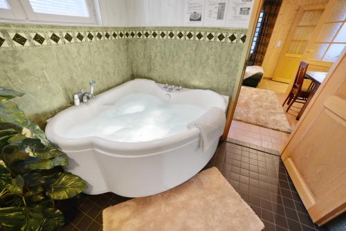 a bathroom with a toilet and a sink at Vuokatin Aateli Villa Tsaari in Vuokatti