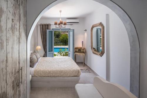 Un pat sau paturi într-o cameră la Felicity Luxury Villas