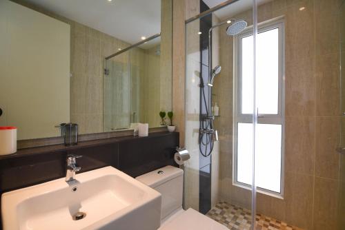 y baño con lavabo, aseo y ducha. en Cozy Residence Melaka en Melaka