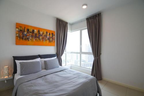 Cozy Residence Melaka في ميلاكا: غرفة نوم بسرير ونافذة كبيرة