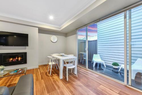 Μια τηλεόραση ή/και κέντρο ψυχαγωγίας στο Aloha Central Luxury Apartments