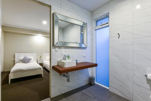 Et badeværelse på Aloha Central Luxury Apartments
