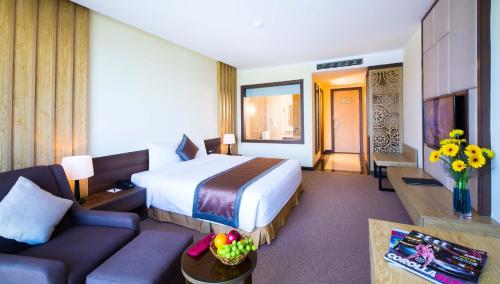 a hotel room with a bed and a couch at Muong Thanh Luxury Buon Ma Thuot Hotel in Buon Ma Thuot