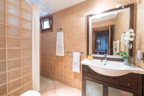 Koupelna v ubytování Es Serral -Barcella-