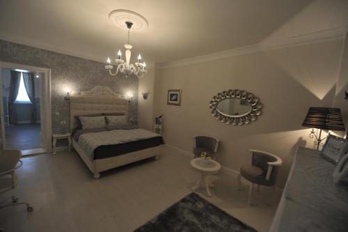 - une chambre avec un lit et un miroir mural dans l'établissement Margot Luxury Studio, à Belgrade