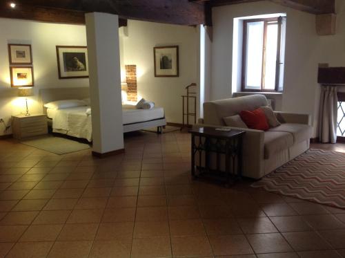 uma sala de estar com um sofá e uma cama em Diaz 18 em Verona