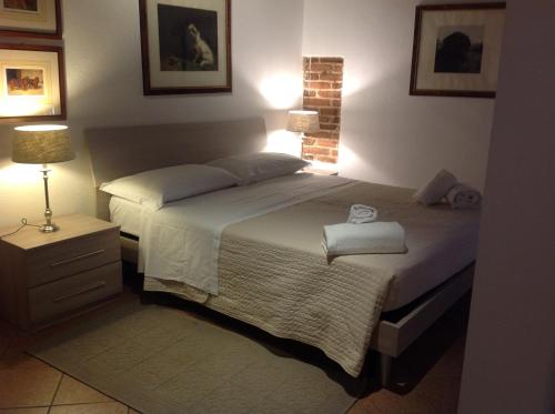 a bedroom with a bed with two towels on it at Diaz 18 in Verona