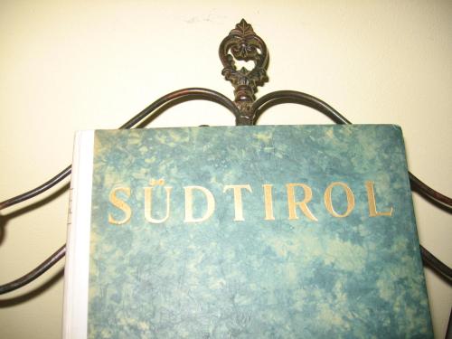 a sign with the wordsubmitted on a metal rack at Bergchalet Hotel Reinerhof in Riva di Tures
