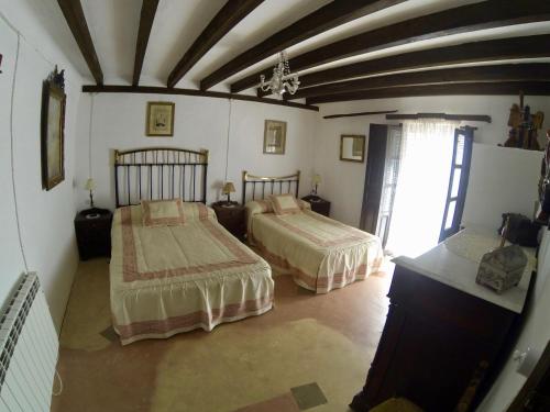 1 dormitorio con 2 camas en una habitación en Casa Rural Bracamonte, en Alcaraz