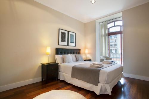 Un dormitorio con una cama grande y una ventana en Tendency Rambla Catalunya, en Barcelona