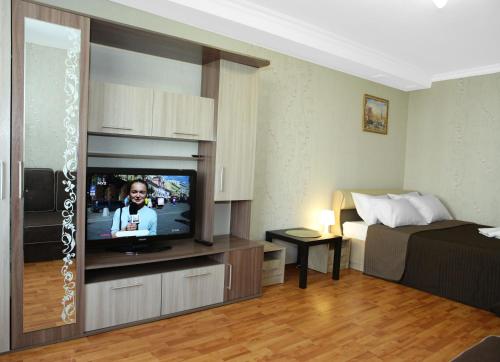 Habitación con cama y TV. en Apartment on Elninskay 18 en Moscú