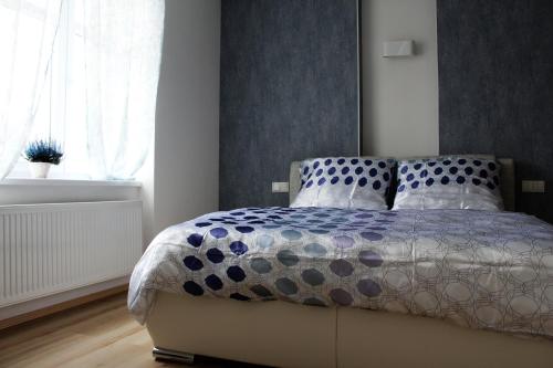 Postel nebo postele na pokoji v ubytování Apartmán DOMA Jičín