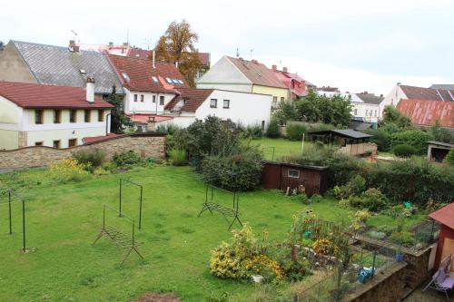 Un patio con un jardín con sillas en el césped. en Apartmán DOMA Jičín, en Jičín