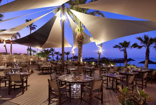 Majoituspaikan Amathus Beach Hotel Limassol ravintola tai vastaava paikka