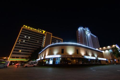 un edificio con un cartel encima por la noche en Hotel Yubileiny, en Minsk