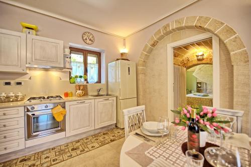 Kuchyň nebo kuchyňský kout v ubytování Lamia Santo arcangelo by PosarelliVillas