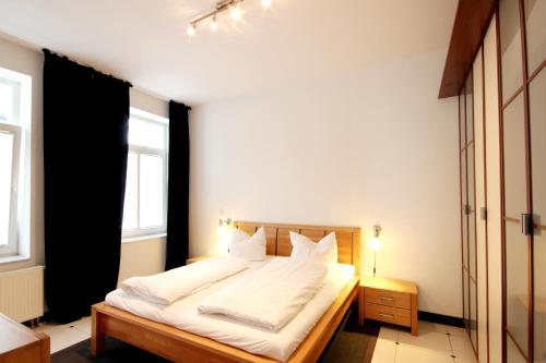 ビンツにあるVilla Frigga by Rujanaのベッドルーム1室(白いシーツと枕のベッド1台付)